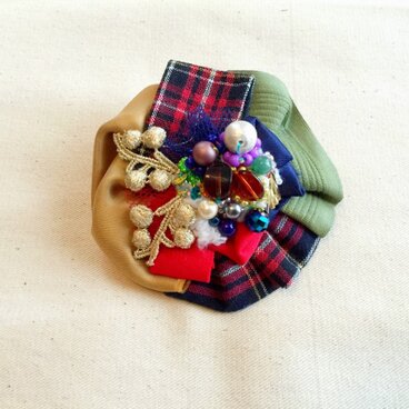 円形刺繍コサージュ