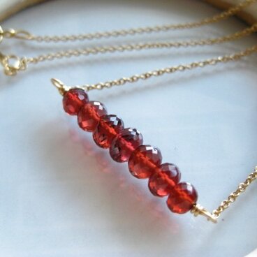 モザンビークガーネットのラインネックレス