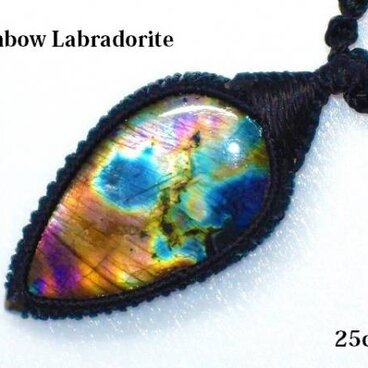 ★不思議!虹のレインボーラブラドライト天然石ネックレス★マクラメ編み★神秘のかけら