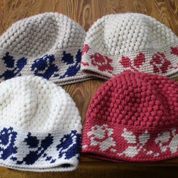 薔薇の編み込み模様のニット帽