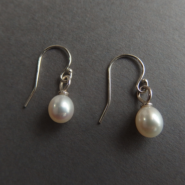 卵型パールのフックピアス