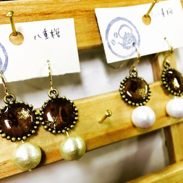 雪のちらつく八重桜ピアス