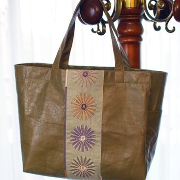 オリーブ馬革×大きな花刺繍の軽量トートバッグ
