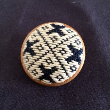 こぎん刺し木枠ブローチ　紺に白