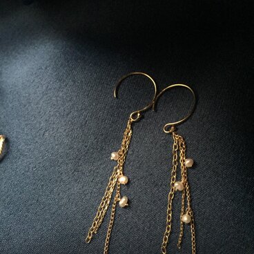 煌めく３連チェーンのピアス