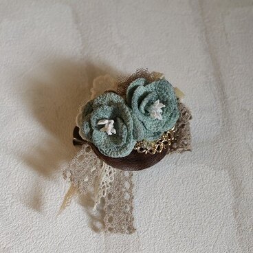 薔薇とコットンパールのブローチ＊グリーン