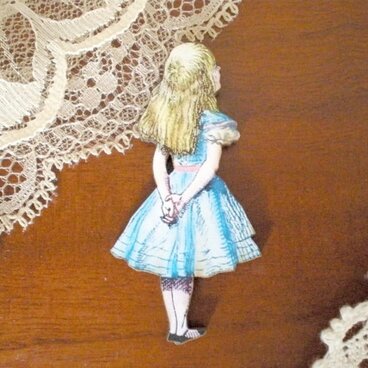 アリスの後ろ姿ブローチ