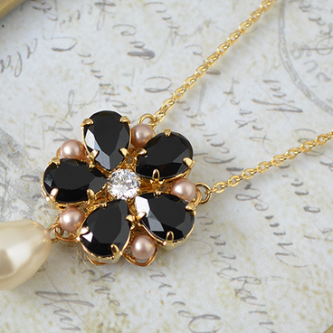 スワロフスキーのフラワーネックレス（ブラック）
