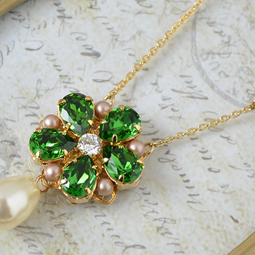 スワロフスキーのフラワーネックレス（グリーン）