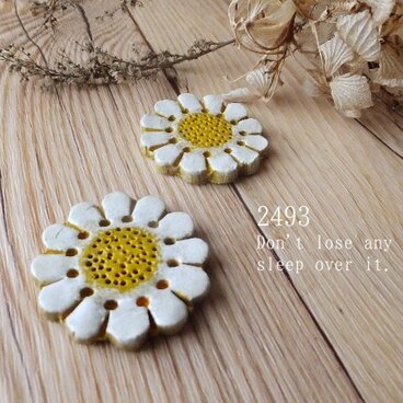 冬の輝き。マーガレットのブローチ