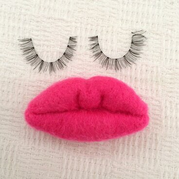 くちびるブローチ ビビッドピンク