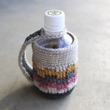 ニット編みの280mlペットボトルホルダー　ストラップ付き