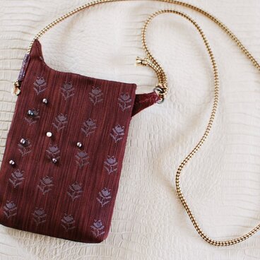 えんじ花紋きもの地×パールのプチポシェット