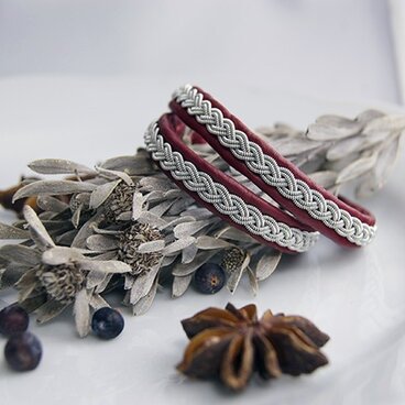 トナカイの革×ピューター糸の3つ編み二重巻きブレスレット　crimson red