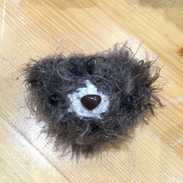 くまのくまこう フェイスブローチ