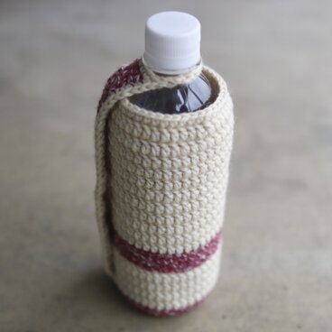 ニット編みの500mlペットボトルホルダー　ストラップ付き