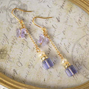 香水と蝶のチェーンピアス（パープル）