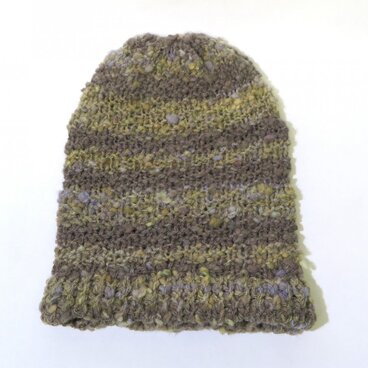 糸から作った草木色の帽子