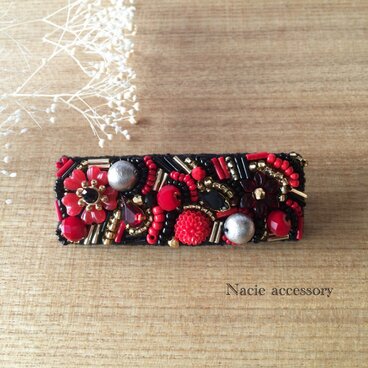 ビーズをギュッと集めたバレッタ