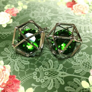 閉じ込められたエメラルドグリーンの輝き