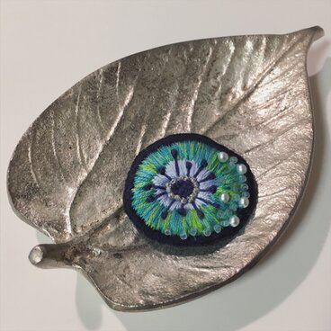 お花の小さめブローチ（エメラルド）