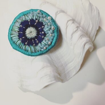 お花の小さめブローチ（ミズイロ）