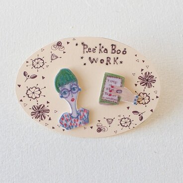 女の人と本のピアス（イヤリング交換可）