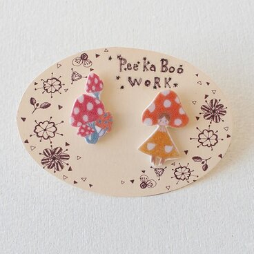キノコの女の子ピアス（イヤリング交換可）