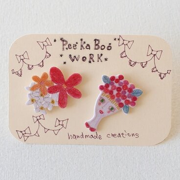 花と女の人のピアス（イヤリング交換可）