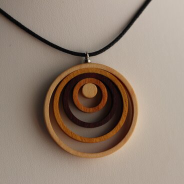 ５重リングのペンダント