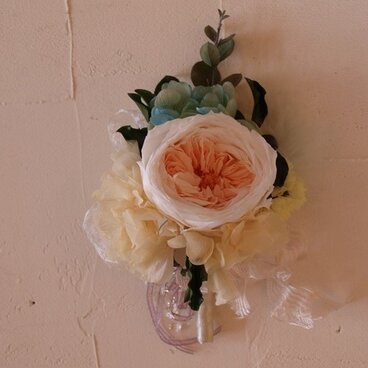 優しいオレンジ色のオールドローズコサージュ