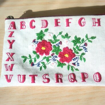 アルファベット刺繍ポーチ（赤）