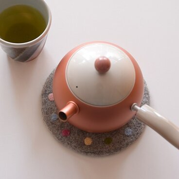 羊毛フエルトの瓶敷（グレーＡ）