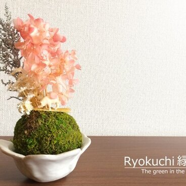 お花見ブヒーちゃん＜ピンクのあじさい・苔球置物＞