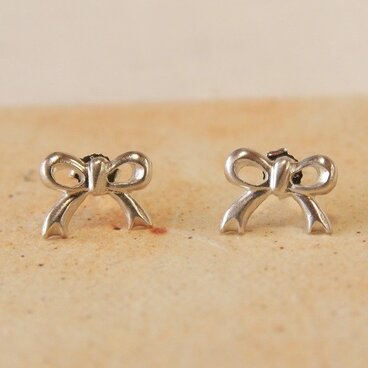 シルバーのリボンピアス