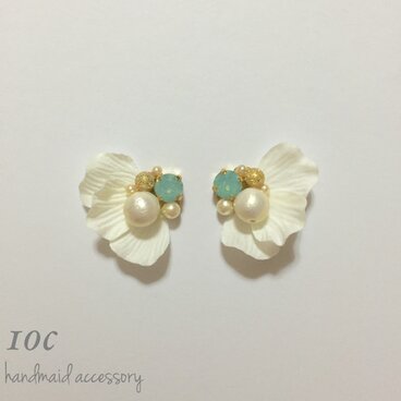 春風ふわり 花びら舞うピアス White
