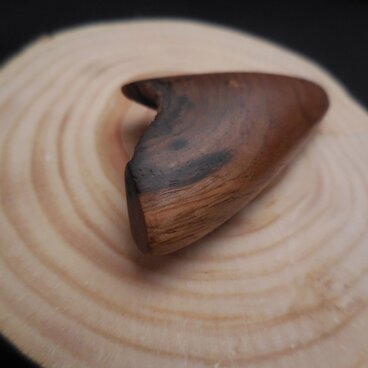 「樹音」　木のストラップ　～胡桃～