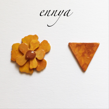 アンティークなお花と三角ピアス