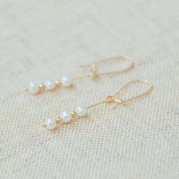 14kgf.淡水パールとゴールドビーズのフックピアス