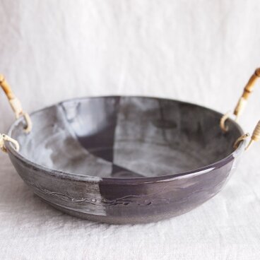 手つきの黒い鉢