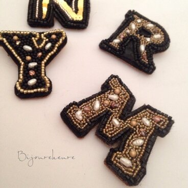 イニシャル刺繍ブローチ（Ｙ）