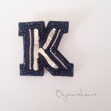 イニシャル刺繍ブローチ（Ｋ）