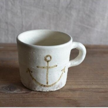 カップ　白マット釉　絵付け　イカリマーク　茶