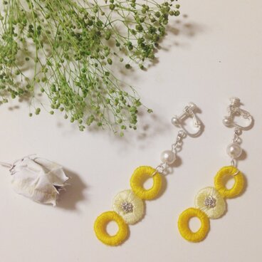 黄色の三連イヤリング