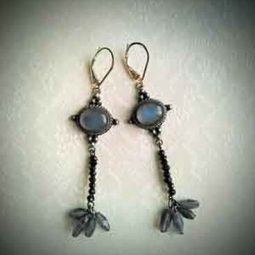 ブルーオニキスの透明感が印象的なピアス