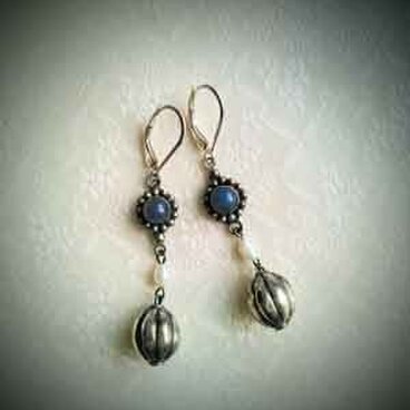 シルバーが印象的なピアス