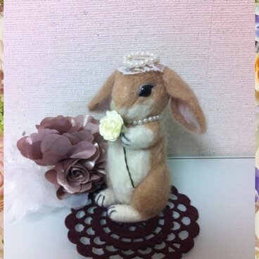 うさちゃん　お花とティアラ（ベージュ）