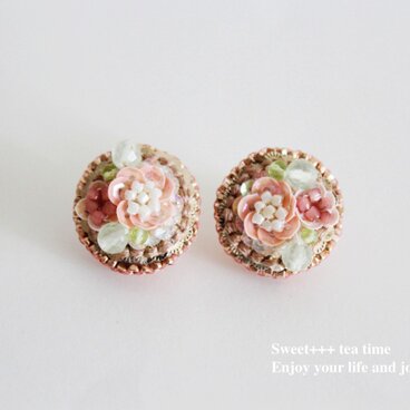 桜の園★フランス製スパンコールと天然石の刺繍ピアス