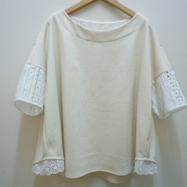 レースなお袖のフレアートップス
