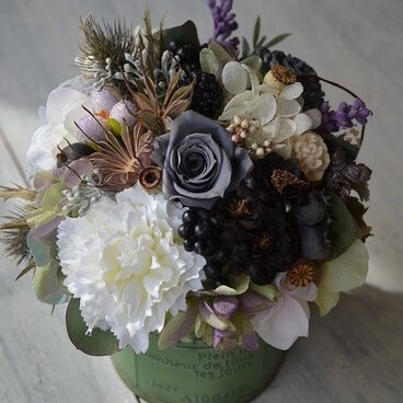 グレーのバラのアレンジメント